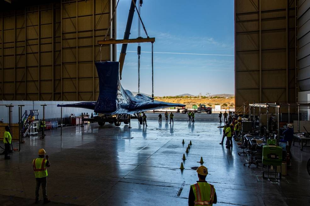 美国国家航空航天局 X-59 停放在加利福尼亚州帕姆代尔的洛克希德·马丁公司“臭鼬”工厂的地面上