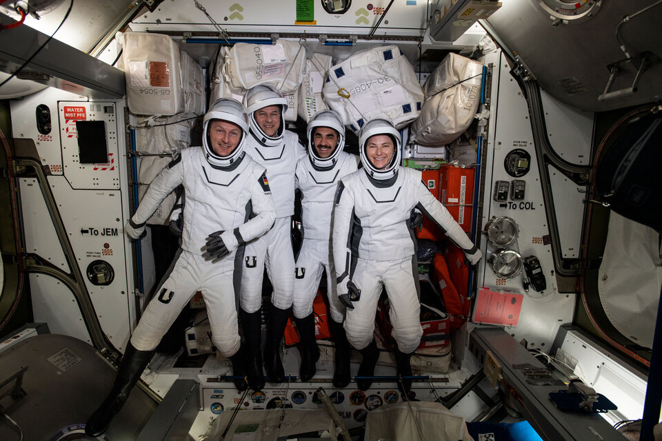 欧洲航天局（ ESA ）宇航员马蒂亚斯·毛雷尔（ Matthias Maurer ）和美国国家航空航天局（ NASA ）宇航员拉惹·查里（ Raja Chari ）、托马斯·马什伯恩（ Thomas Marshburn ）和凯拉·巴伦（ Kayla Barron ）