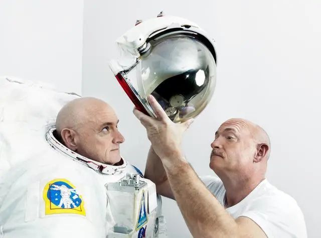 左边是 Scott，他在国际空间站生活了一年；右边是他的双胞胎兄弟 Mark，他在地球上负责控制工作