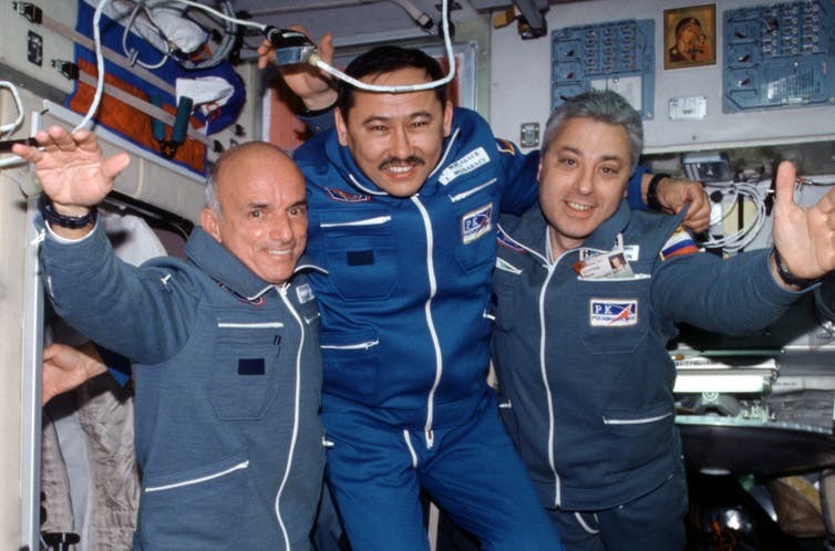丹尼斯·蒂托（左）与两名俄罗斯宇航员合影，他是首位进入太空的普通公民，在国际空间站停留了1个多星期