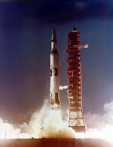 阿波罗四号从肯尼迪航天中心39号发射台升空，是第一个采用土星五号运载火箭的阿波罗任务