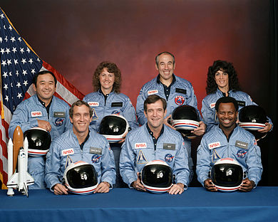 STS-51-L乘组：（前排左起）史密斯、斯科比、麦克内尔；（后排左起）鬼塚承次、麦考利芙、贾维斯、蕾斯尼克