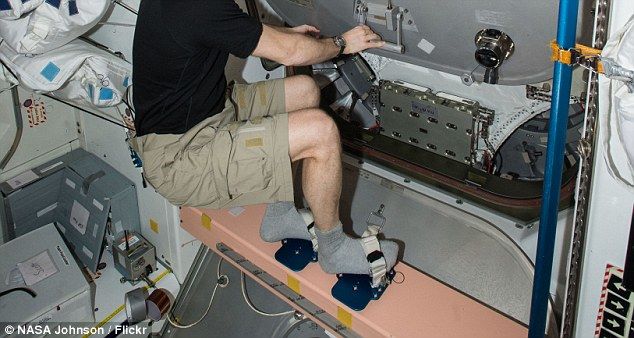 宇航员在太空中穿着袜子