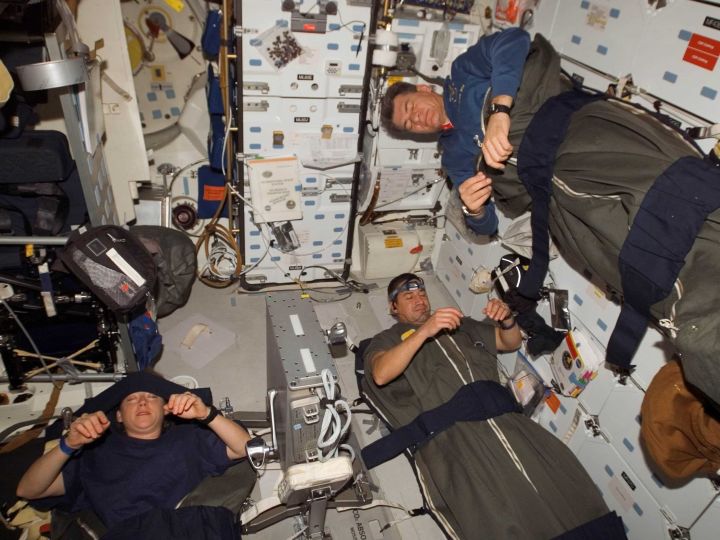 宇航员在睡觉