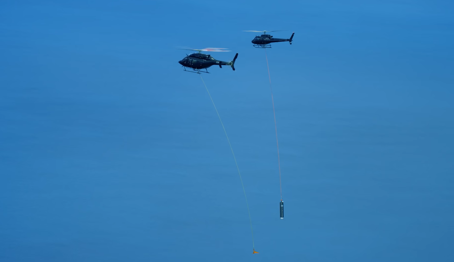 直升机准备了捕获电子助推器和降落伞