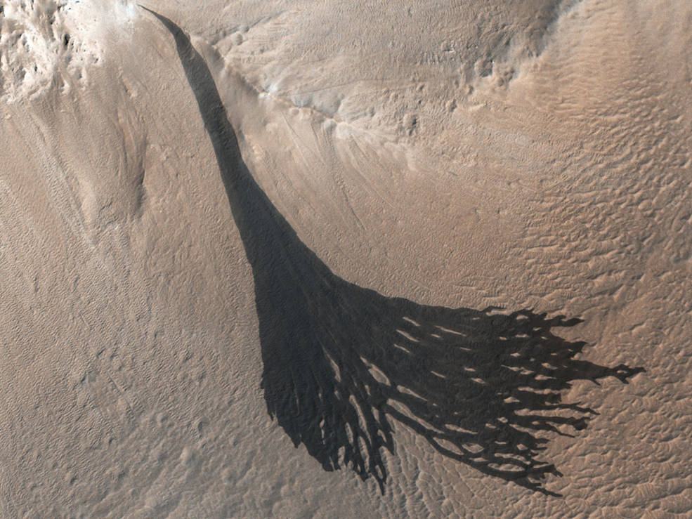 这些黑暗的条纹，也被称为“斜坡条纹”，是由火星上的尘埃雪崩引起的。2017年12月26日，美国国家航空航天局火星勘测轨道飞行器上的 HiRISE 相机捕捉到了它们。