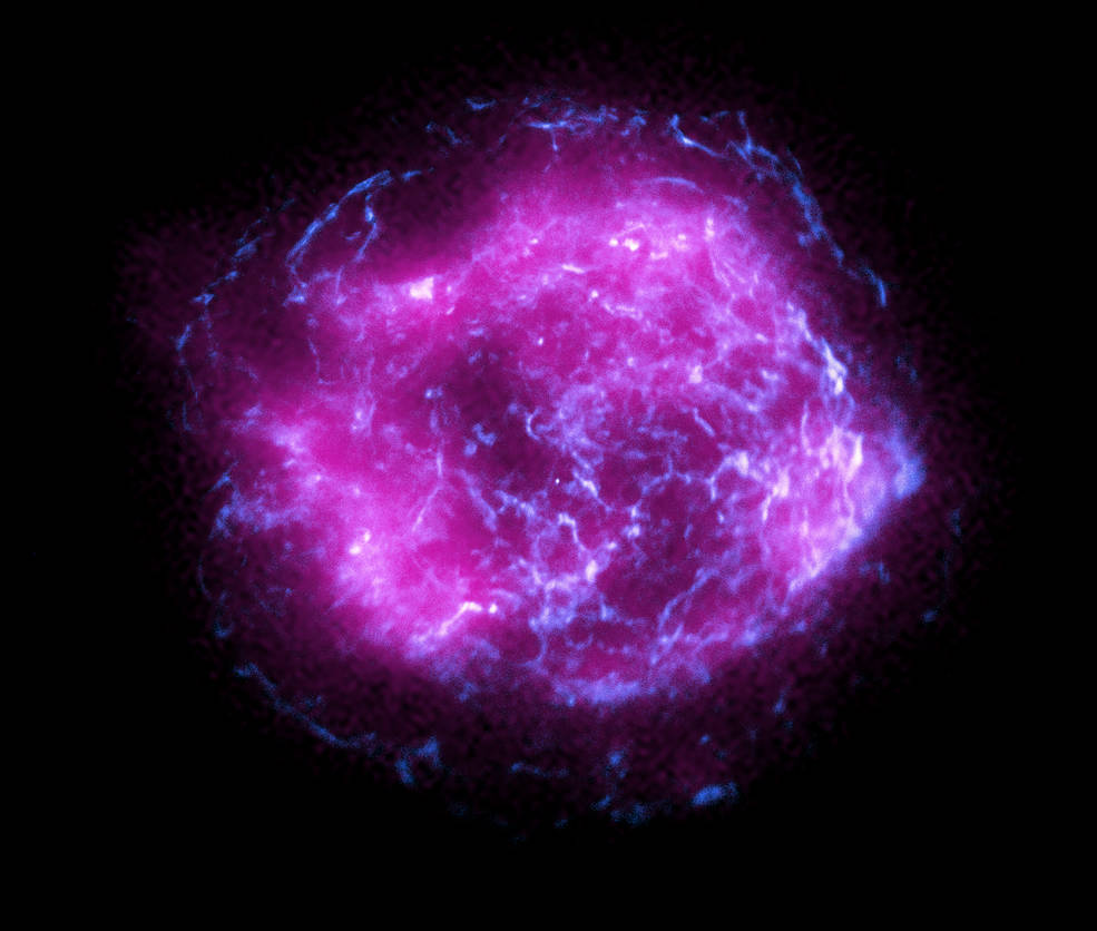 这张超新星仙后座 A 的图像结合了 NASA 的 X-射线 成像偏振探测器收集的一些第一批 X-射线 数据（以洋红色显示）和来自 NASA 钱德拉 X-射线 天文台的高能 X-射线 数据（以蓝色显示）。