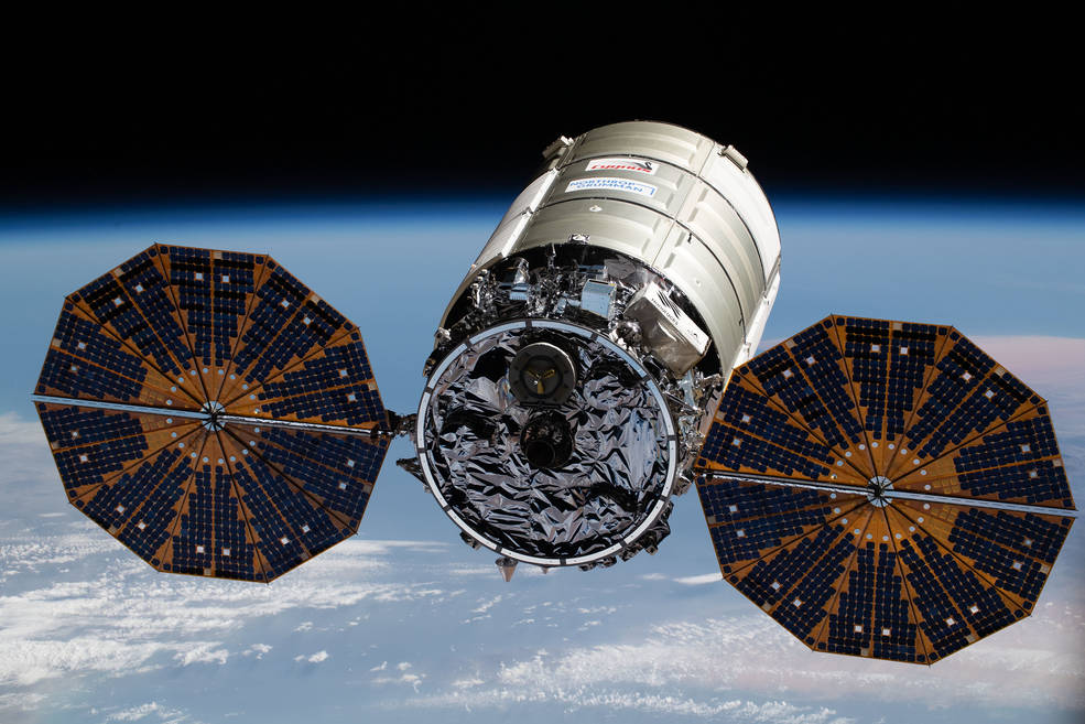 诺斯罗普·格鲁曼公司的天鹅座太空货轮及其突出的钹形 UltraFlex 太阳能电池阵列于 2022 年 2 月 21 日拍摄，接近太空站，携带 8300 磅的新科学实验，机组人员用品和空间站硬件，以补充 Expedition  66机组人员。 