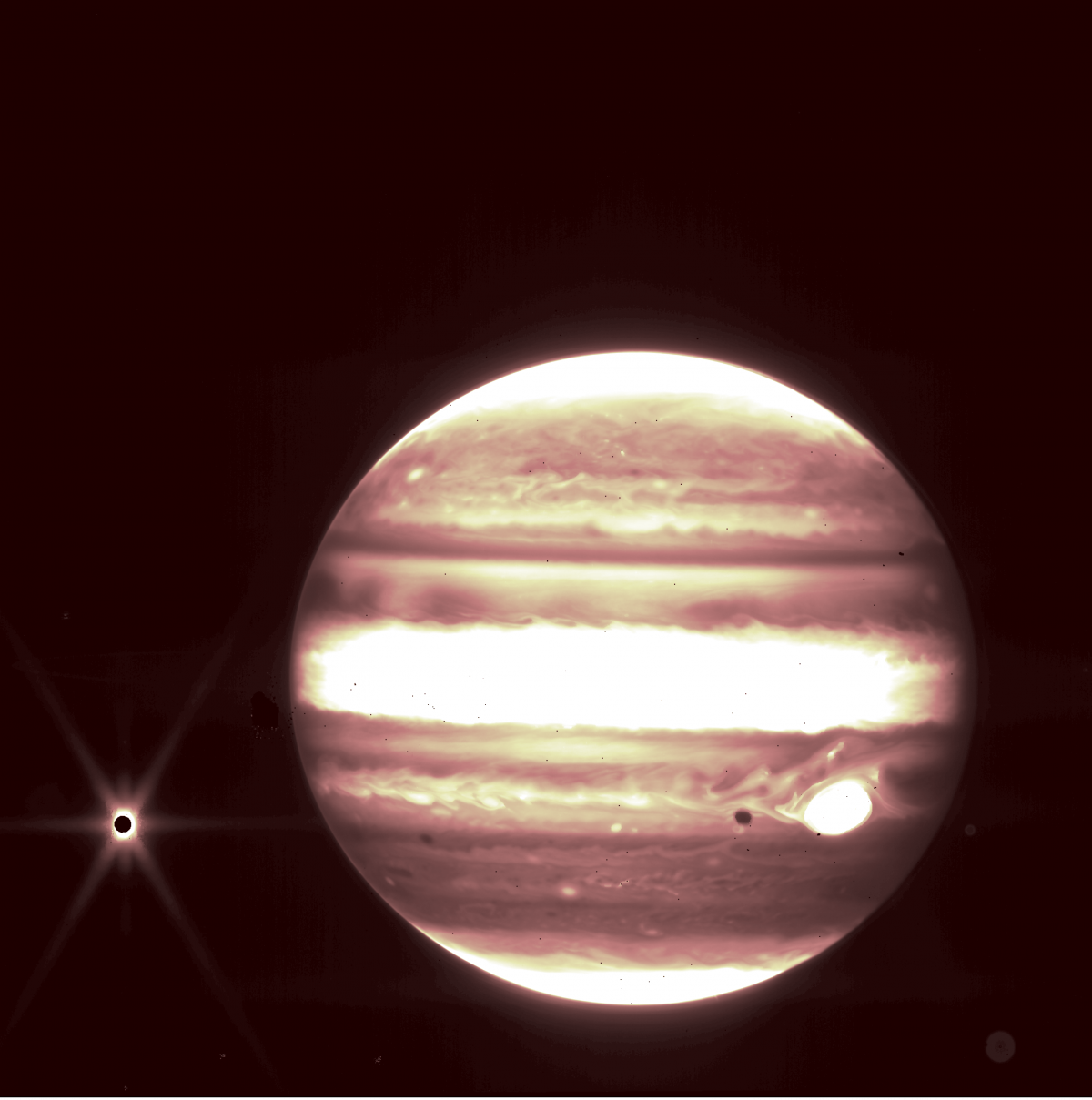 木星（中间）和它的卫星欧罗巴（左边）通过詹姆斯韦伯太空望远镜的 NIRCam 仪器 2.12 微米滤光片看到。 
