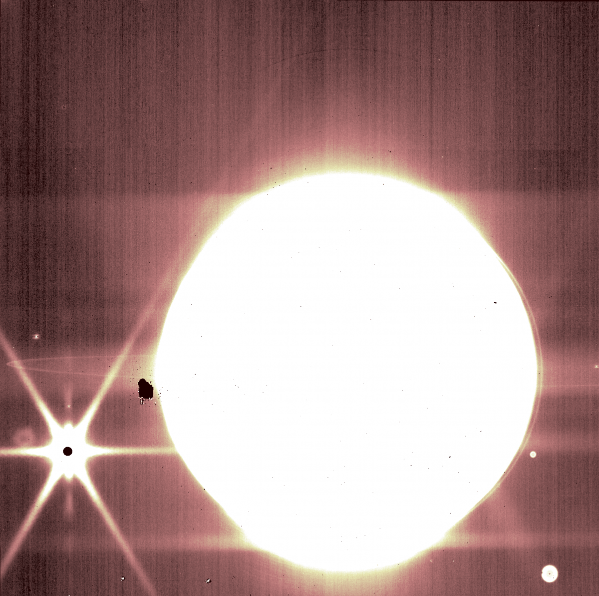 木星及其一些卫星是通过 NIRCam 的 3.23 微米滤光片看到的。 