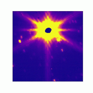行星 6481 丹增（中）在 NIRCam 拍摄的这一系列图像中，可以看到在恒星的背景下移动。 