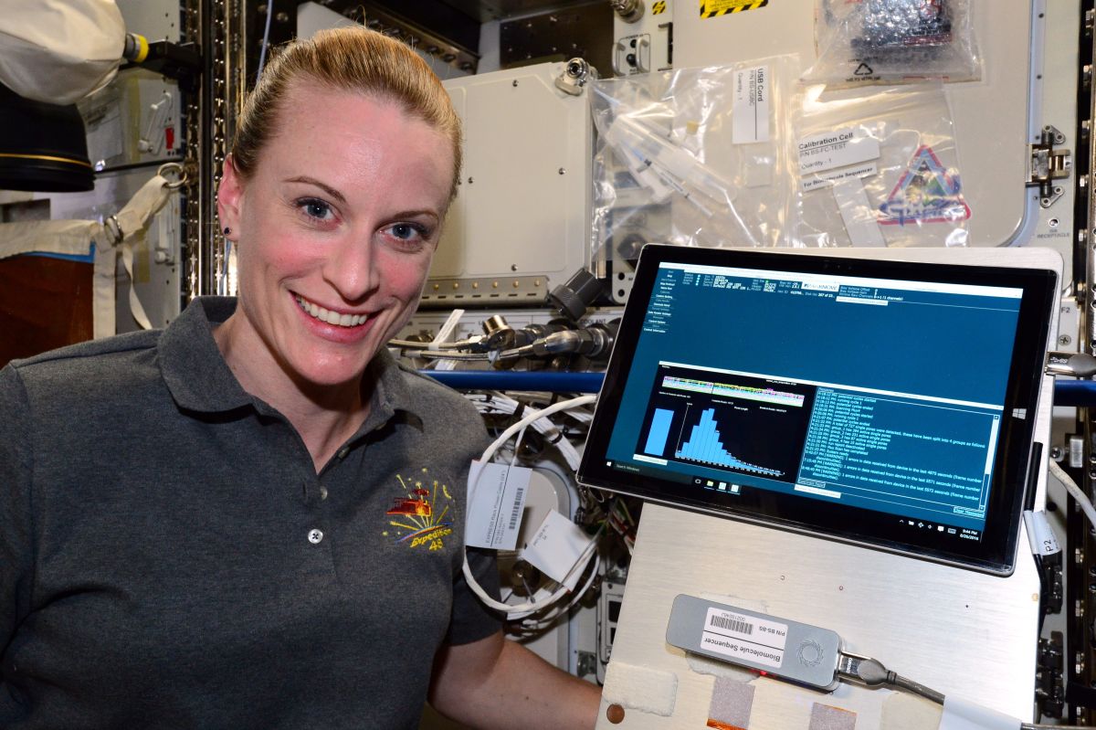  NASA 的宇航员兼生物学家凯特-鲁宾斯在国际空间站成功进行DNA测序