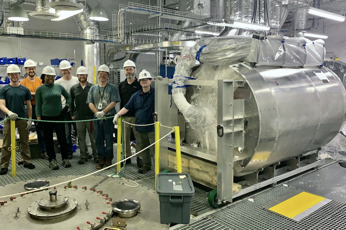 工作人员们在将 LUX-ZEPLIN 运送到地下到斯坦福地下研究实验室后的合影