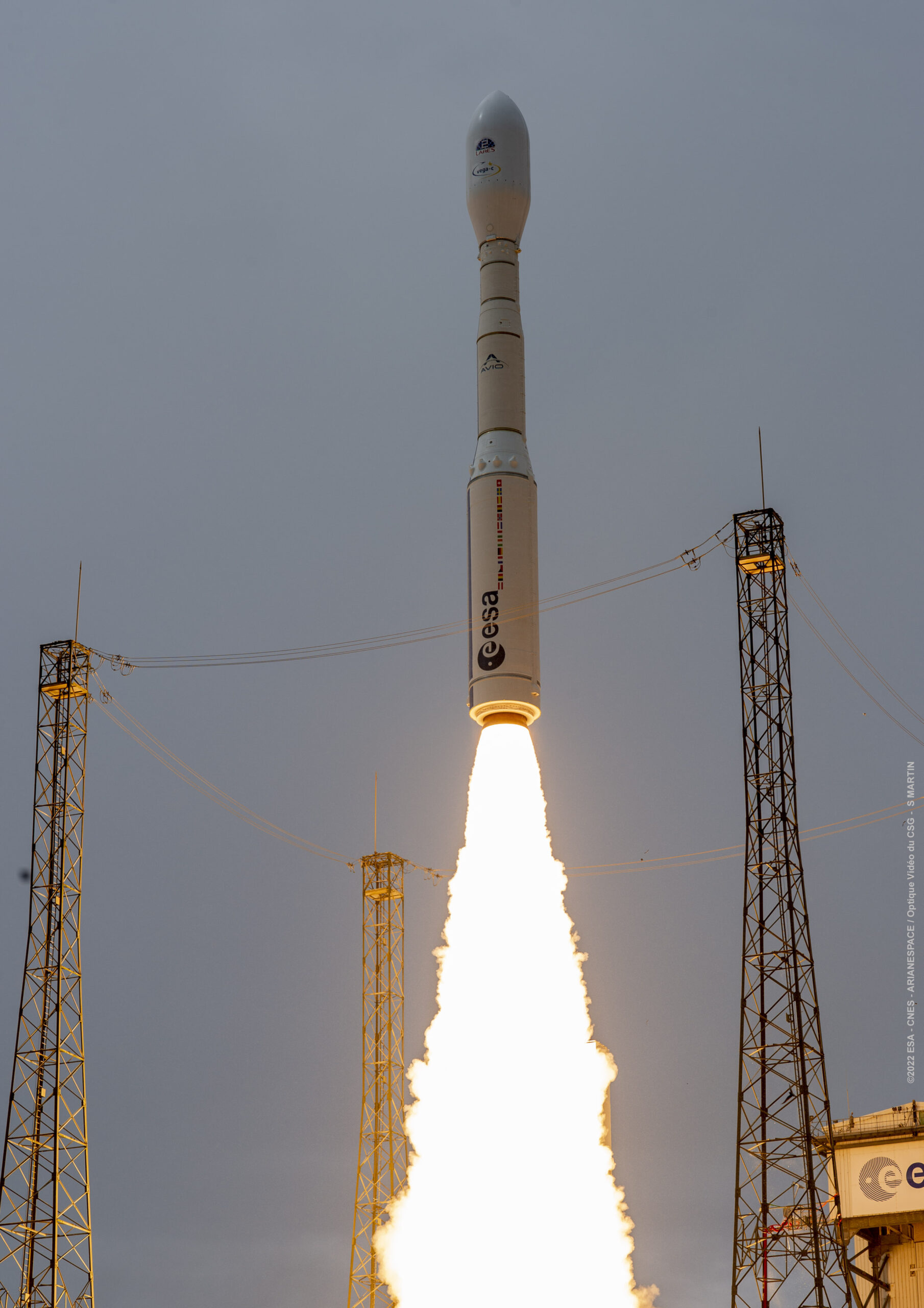 当地时间 15:13 ，欧洲航天局新的 Vega-C 火箭从圭亚那航天中心发射升空，开始它的首飞。凭借着全新的第一级和第二级以及升级后的第四级， Vega-C 在离地 700 公里的圆形极轨道的酬载能力已经从其前身 Vega 的 1.5 吨提高到约 2.3 吨。 VV21 航班中， Vega-C 的有效载荷是意大利航天局的一项科学任务 LARES-2 以及来自法国、意大利和斯洛文尼亚的六颗科研立方卫星。