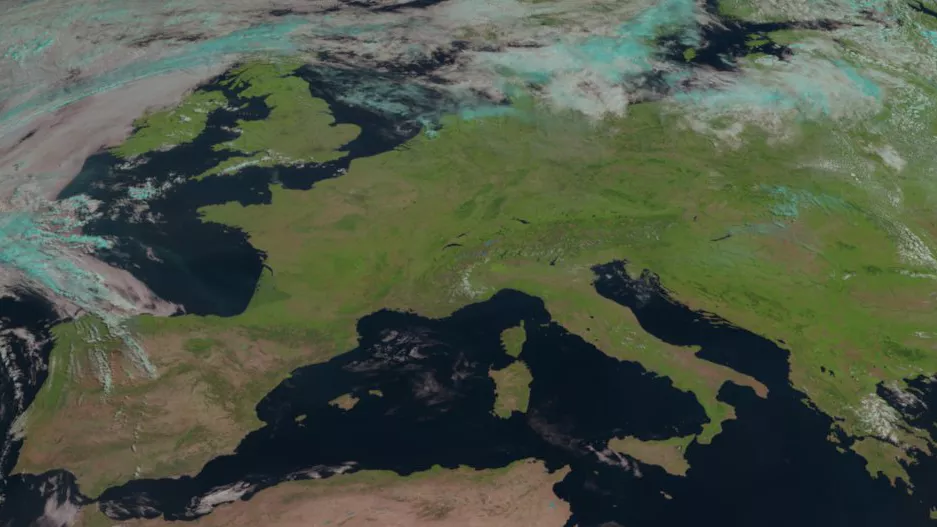 欧洲天气预报卫星 EUMESAT 在 2022 年 7 月的热浪中捕捉到了欧洲异常无云的景象。