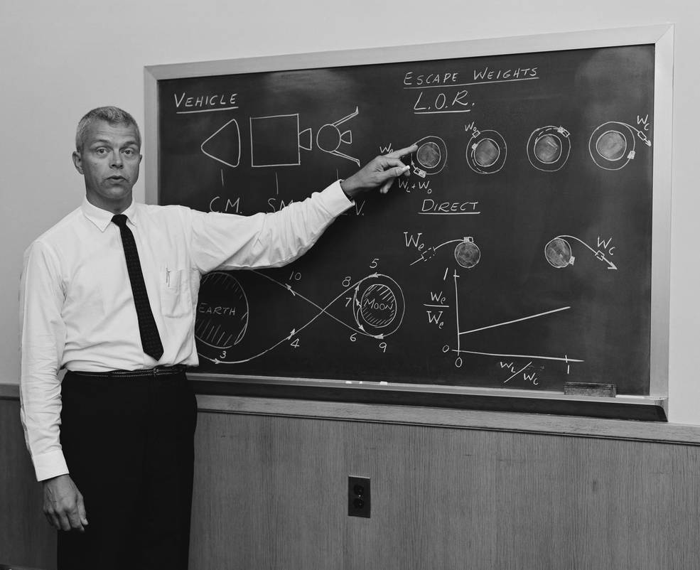 位于弗吉尼亚州汉普顿的 NASA 兰利研究中心工程师 John C. Houbolt 解释了月球轨道交会技术。