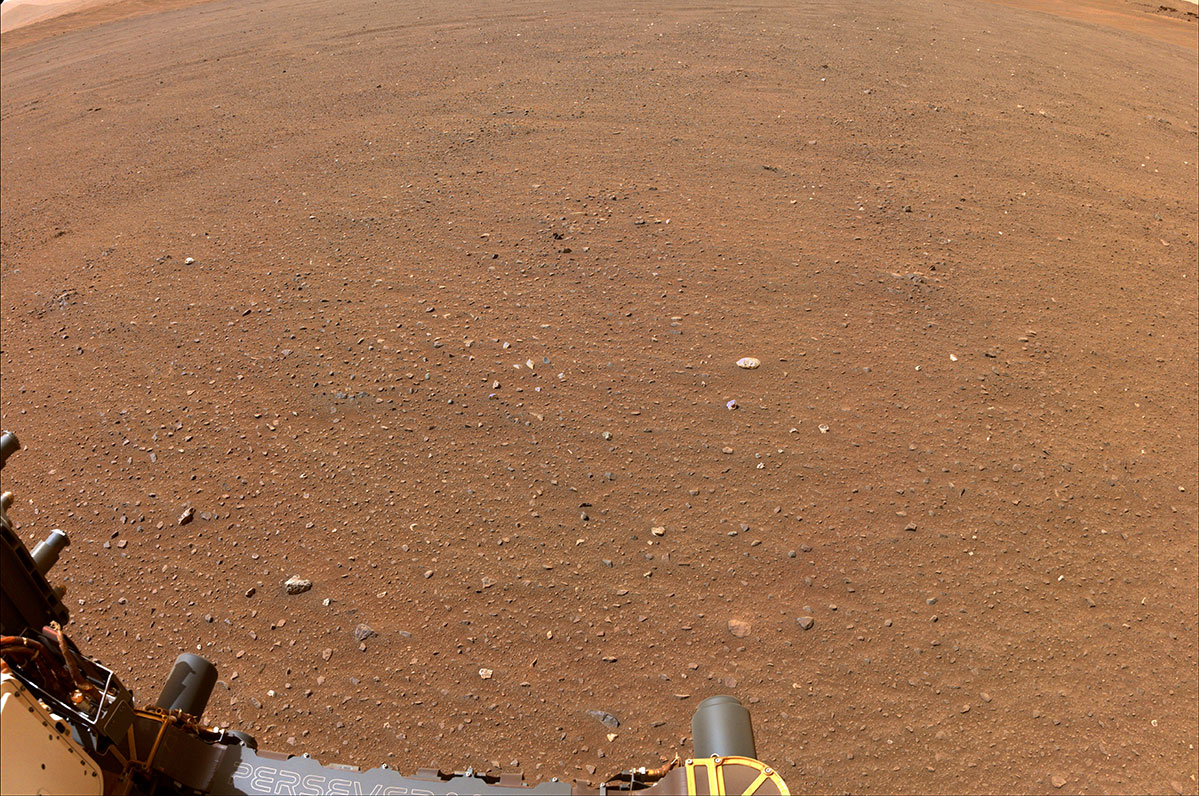 美国国家航空航天局的毅力号火星探测器使用其导航相机之一拍摄了这张平坦地形的图像，以考虑用于火星样本取回任务的着陆器设计，该着陆器将把火星岩石和沉积物样本带到地球作为进行深入研究的任务的一部分。