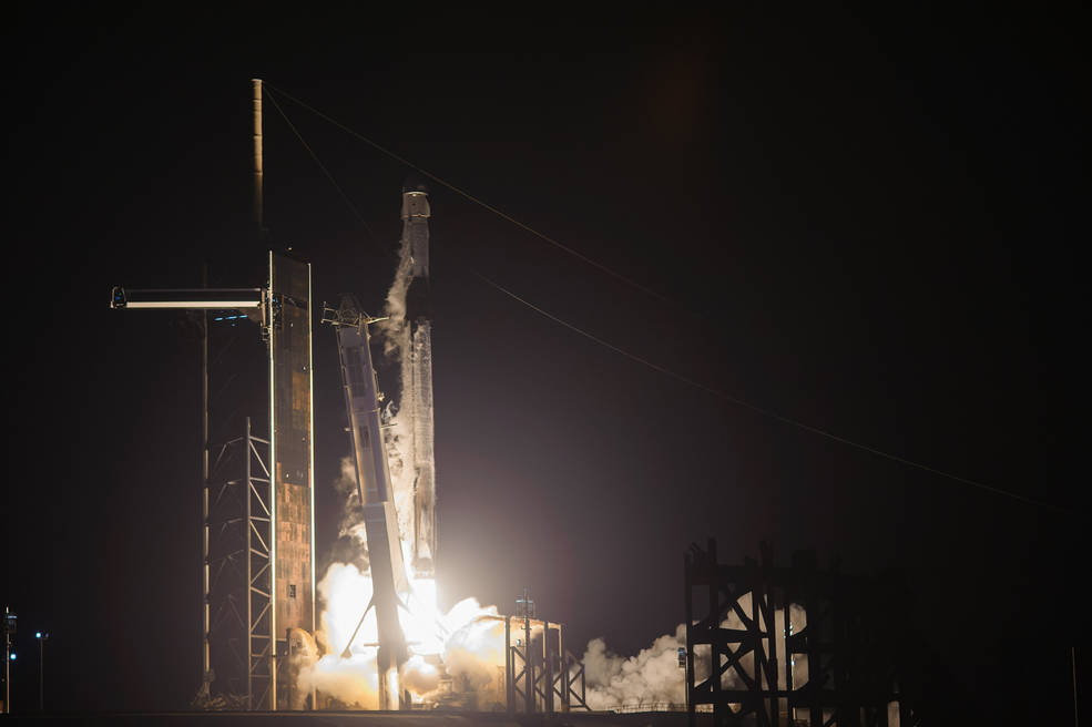 SpaceX 9火箭从佛罗里达州美国国家航天局肯尼迪航天中心的 39A 发射场升空，载着飞船前往国际空间站。火箭向轨道实验室的宇航员提供了新的科学调查，物资和设备。 
