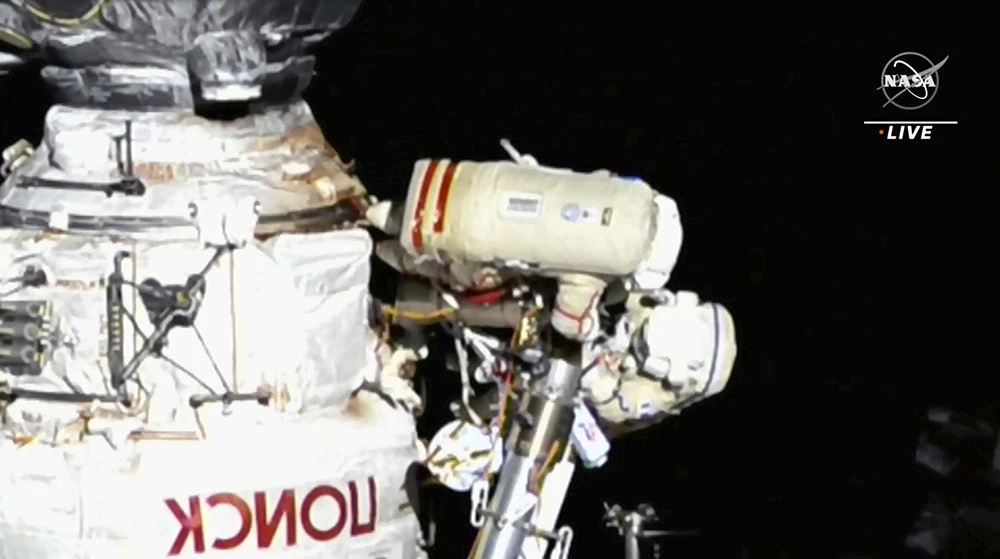 当地时间 2022 年 7 月 21 日，意大利宇航员萨曼莎·克里斯托弗雷蒂和俄罗斯宇航员奥列格·阿尔特梅耶夫在国际空间站进行维护。 