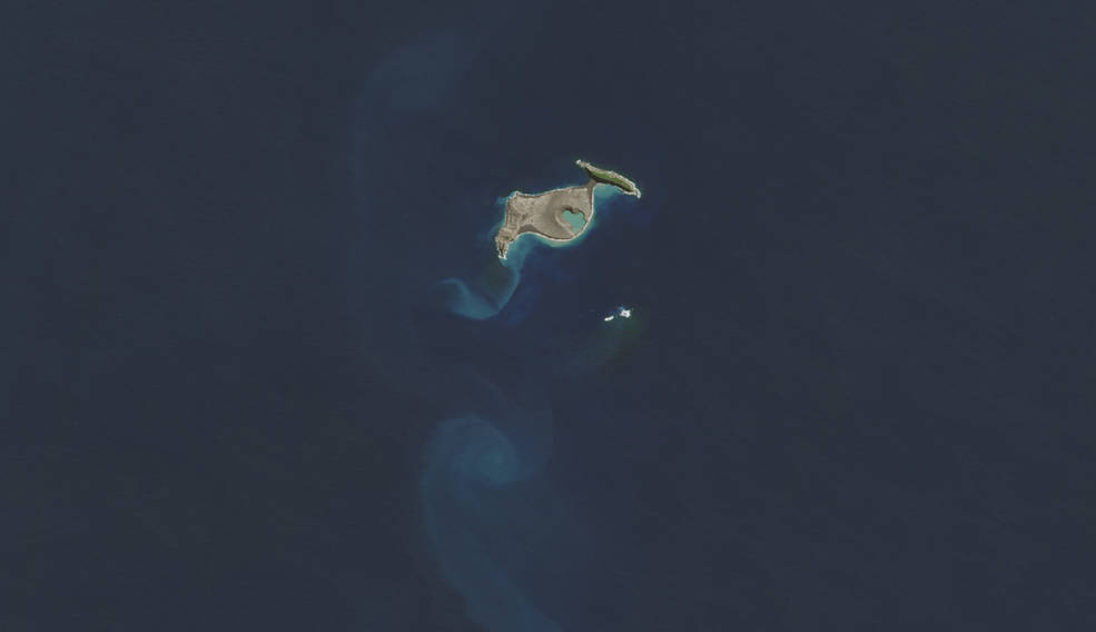 这张卫星图像显示，2015年4月，在2022年1月，一场爆炸性水下火山爆发摧毁了波利尼西亚岛的大部分地区之前，汤加-Hunga Ha’apai完好无损。
