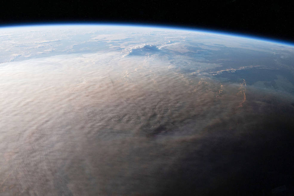 2022年1月16日的一张图片显示了前一天发生的Hunga Tonga-Hunga Ha'apai火山爆发的火山羽流。一名宇航员在国际空间站拍摄了一张羽流的照片。