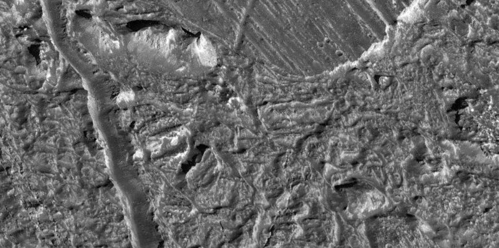 木卫二的“康纳马拉混沌地形”，崎岖的山丘和平坦的盆地交错在一起