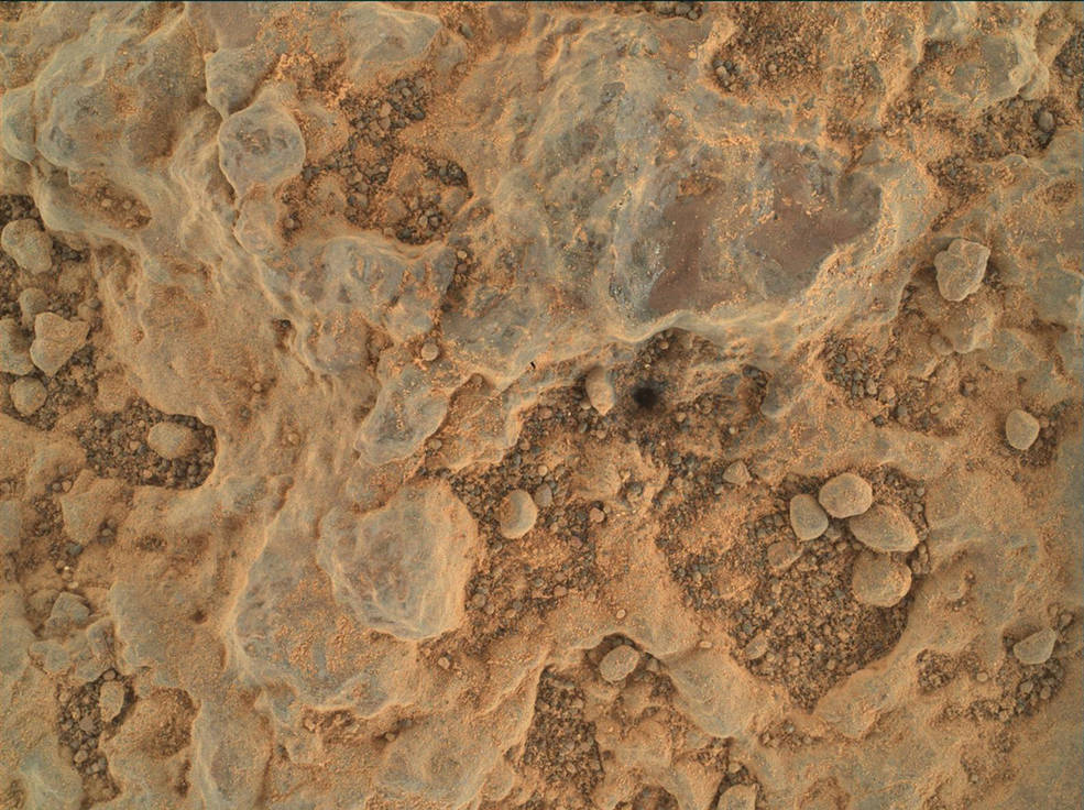 毅力号用它的沃森(用于操作和工程的广角地形传感器)相机拍摄了这个绰号为“福克斯”的岩石目标的特写，它是探测器机械臂末端的SHERLOC仪器的一部分。这张照片拍摄于2021年7月11日，这是该任务的第139个火星日。