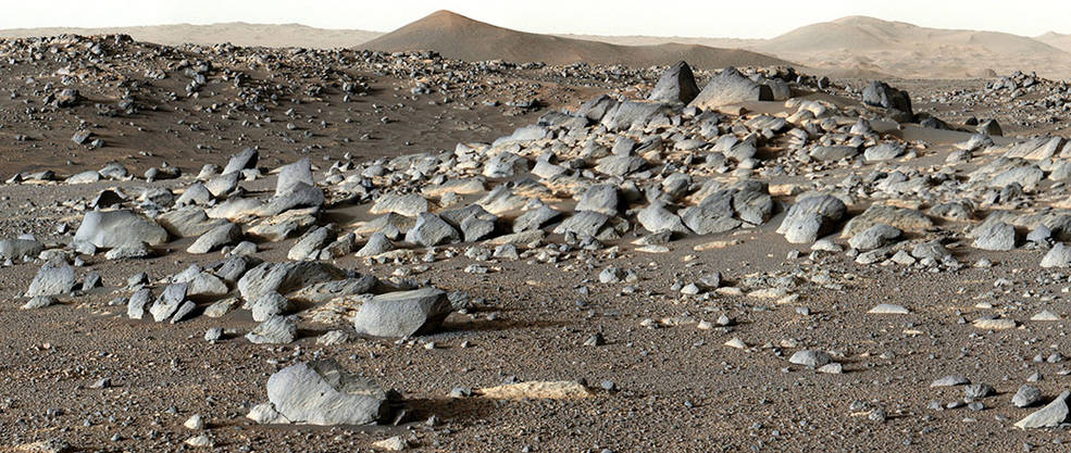 2022年2月16日，也就是该任务的第353个火星日，美国国家航空航天局(NASA)的“毅力号”火星漫游者在昵称为“圣克鲁兹”的地方前面的杰塞洛陨石坑(Jezero Crater)的地面上看到了一大片巨石。