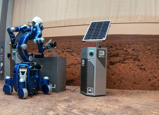 这张照片显示的是 Rollin ' Justin ，一个用于 ESA Surface Avatar 研究的机器人，它测试空间站上一名宇航员在地面上对机器人的指令。