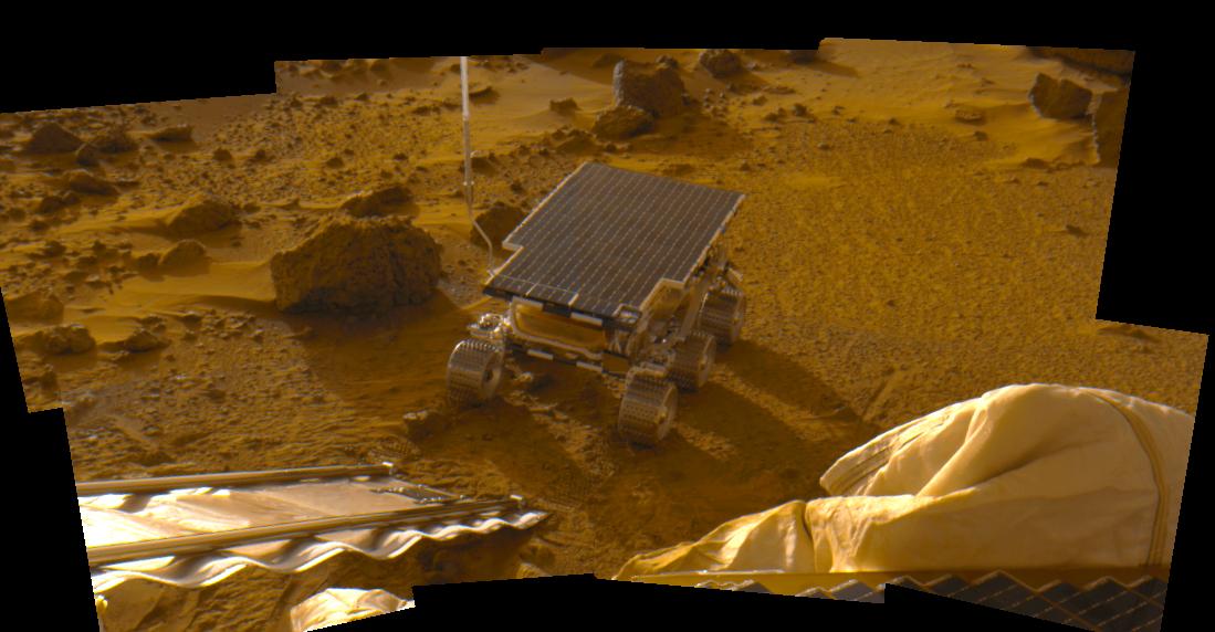 1997 年 7 月 5 日，探路者号捕捉到这幅由八个图像拼接处理的图。在该任务的第二个火星日，或者说太阳日，新部署的旅居者号——火星上的第一个此类探测车。在驶下探路者号后，坐落在火星的表面。