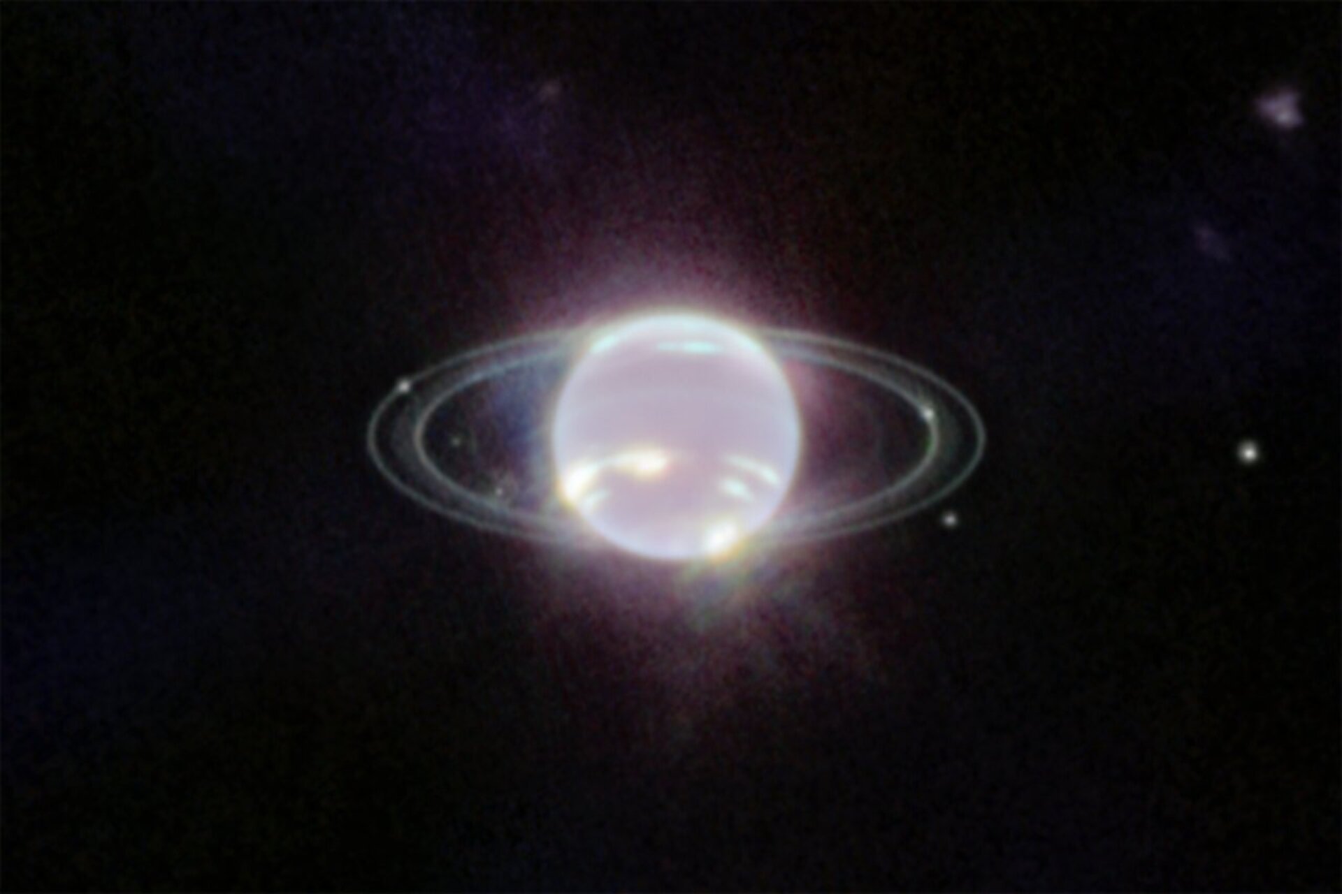 韦伯于 2022 年 7 月 12 日通过近红外相机拍摄的海王星图像。这张图片中海王星大气层最突出的特征是该行星南半球的一系列明亮斑块，它们代表了高海拔的甲烷冰云。 更微妙的是，环绕地球赤道的一条细线可能是全球大气环流的视觉特征，它为海王星的风和风暴提供动力。 此外，韦伯首次表现出围绕着海王星南极一个先前已知的涡旋的连续高纬度云带。