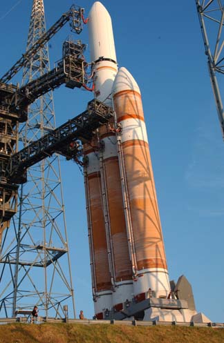 首次德尔塔四号重型运载火箭发射，有三枚标准核心火箭