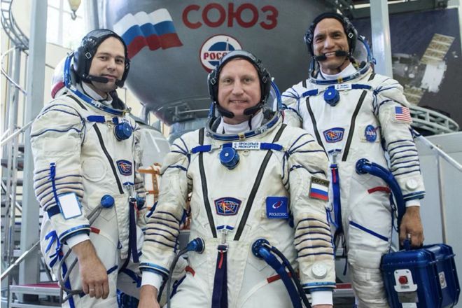 俄罗斯航天员谢尔盖·普罗科皮耶夫（ Sergey Prokopyev ）和德米特里·彼得林（ Dmitry Petelin ）以及美国国家航空航天局（ NASA ）航天员弗朗西斯科·卢比奥（Francisco Rubio）