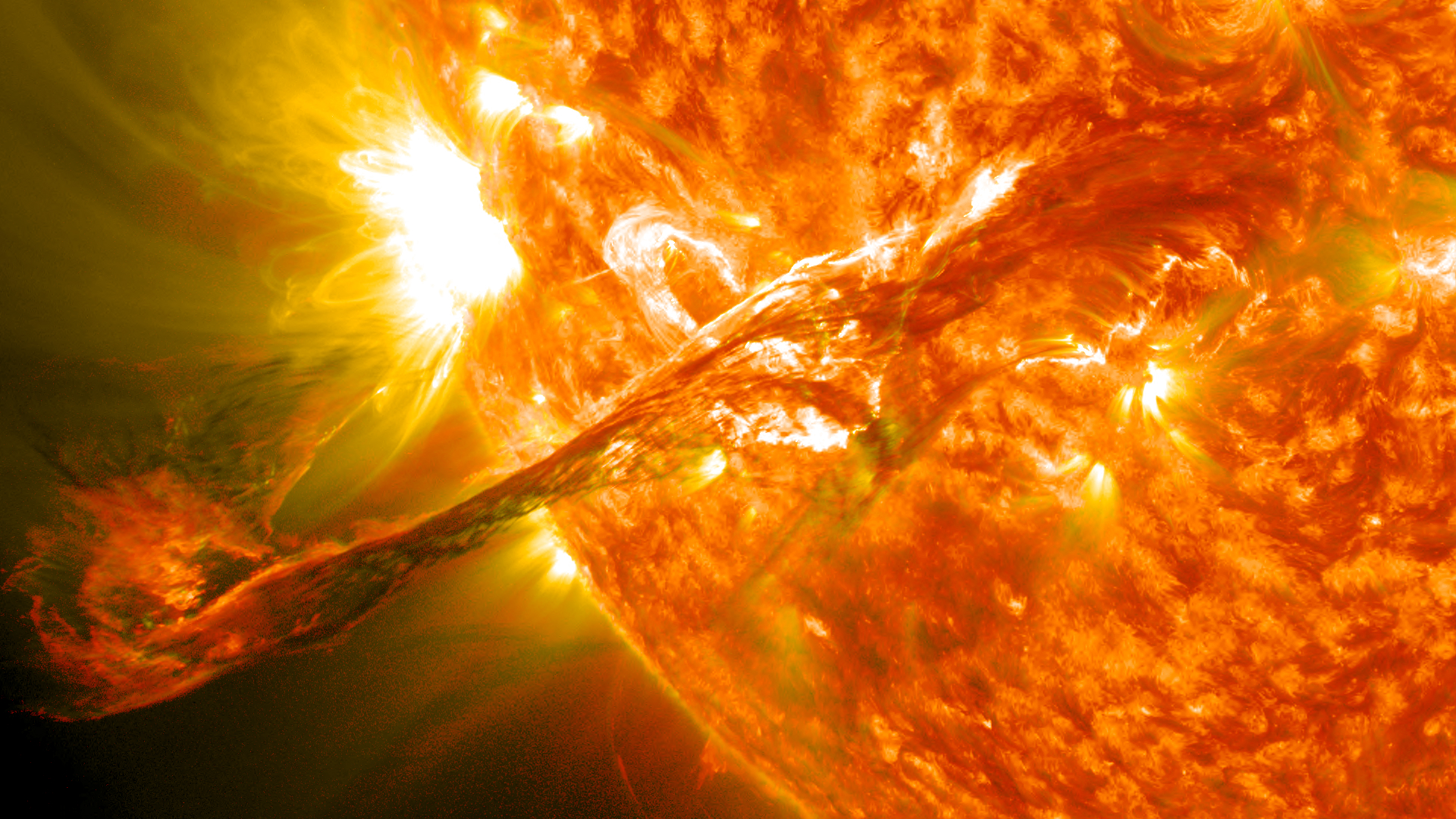 在2012年8月31日爆发的太阳耀斑(日焰)，曾一直徘徊在太阳的大气层、日冕，有着长长的日珥/丝状体喷发至太空中。