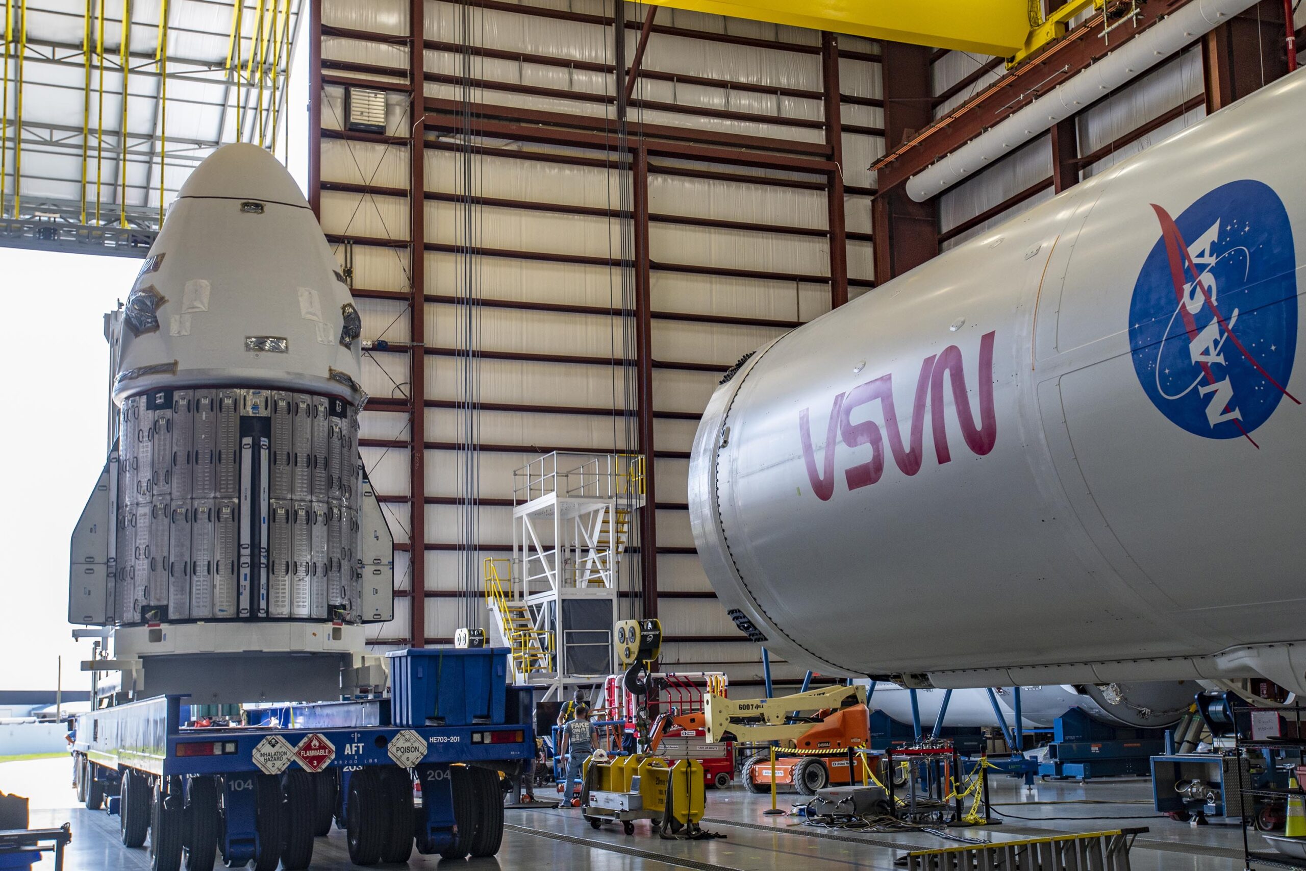 2022年9月23日，美国国家航空航天局 SpaceX Crew-5 任务的宇航员飞船抵达佛罗里达州肯尼迪航天中心发射场 39A 的机库。