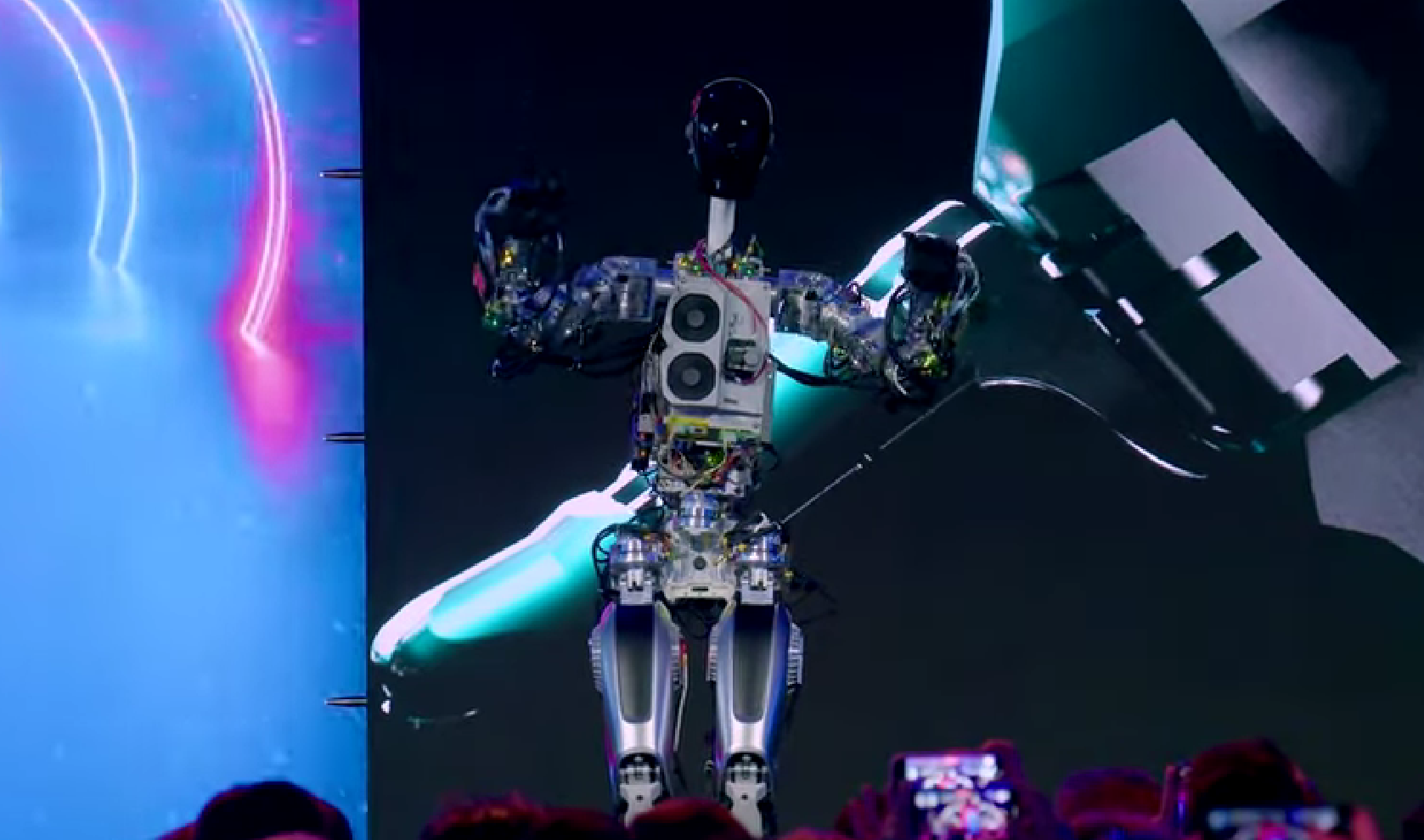 特斯拉机器人与观众打招呼