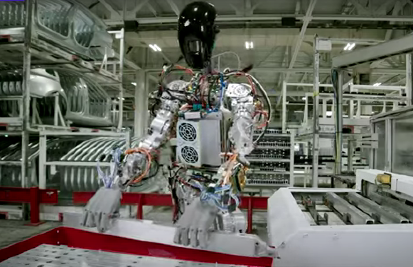 特斯拉机器人在工厂里工作