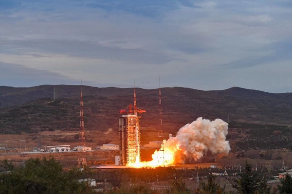 长征二号丙运载火箭起飞（图片来源：中国空间技术研究院）
