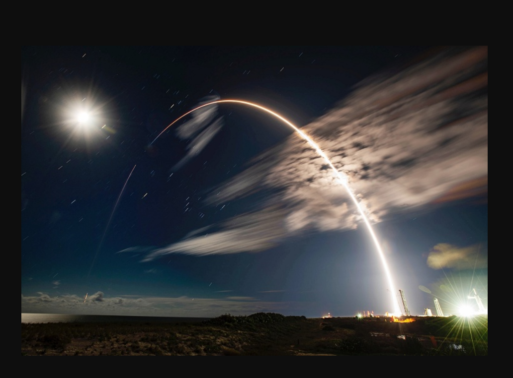延迟镜头下的SpaceX 猎鹰9号运载火箭发射