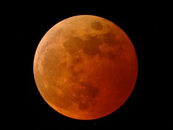 血月 (图源: NASA )